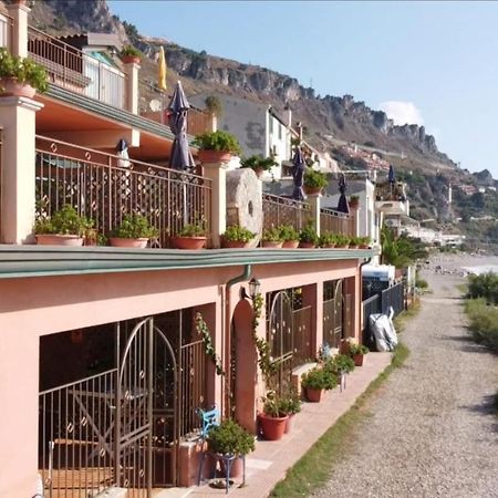 Aparthotel Fondaco Parrino Mare Letojanni Exterior foto