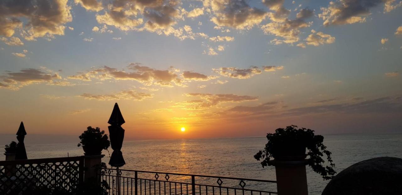 Aparthotel Fondaco Parrino Mare Letojanni Exterior foto