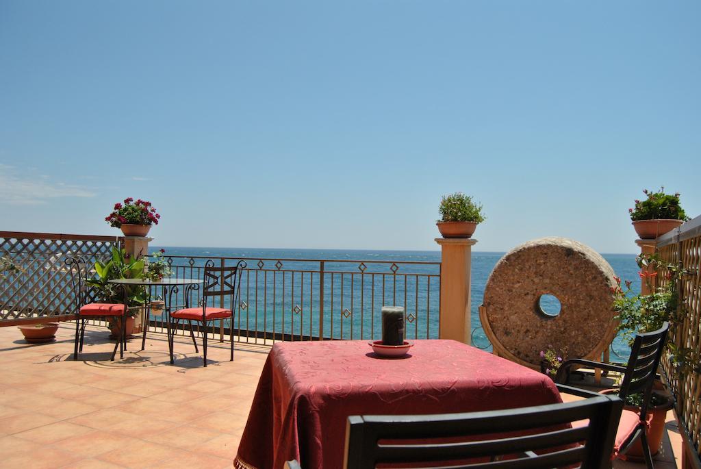 Aparthotel Fondaco Parrino Mare Letojanni Zimmer foto