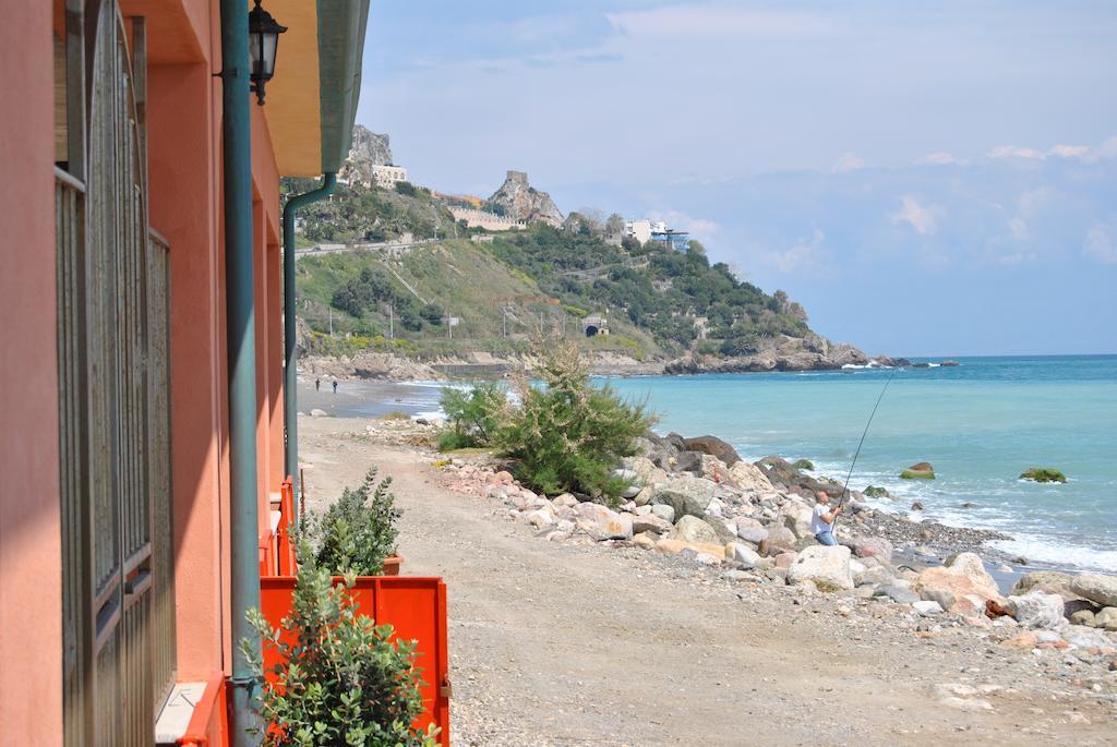 Aparthotel Fondaco Parrino Mare Letojanni Zimmer foto