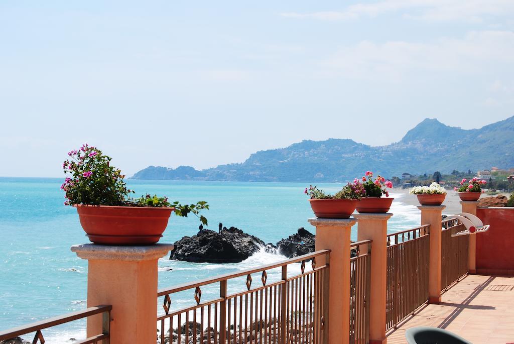 Aparthotel Fondaco Parrino Mare Letojanni Exterior foto